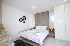 Een bureau, geluiddichte muren, een strijkplank/strijkijzer, gratis wifi