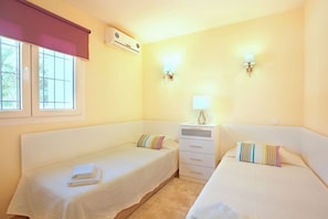 Room - Beachside small house with garden (Marbella)
