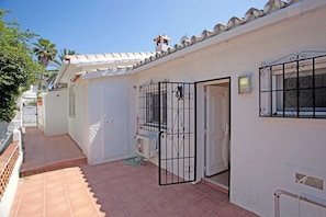 Unclassified image, 3 of 13, button - Beachside small house with garden (Marbella)
