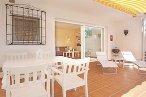 Outdoor dining - Beachside small house with garden (Marbella)
