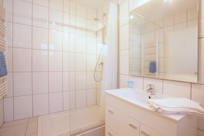 Bathroom - Beachside small house with garden (Marbella)