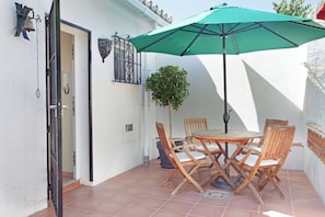 Outdoor dining - Beachside small house with garden (Marbella)