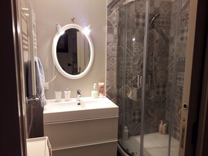 Double or Twin Room, Balcony (Moon) | Bathroom | Free toiletries, hair dryer, bidet, towels - Light Charme (Milan)