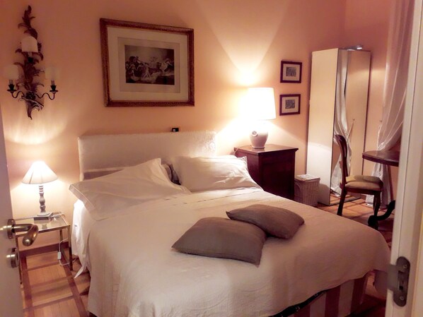 Kahden hengen huone, oma kylpyhuone | Työpöytä, ilmainen Wi-Fi