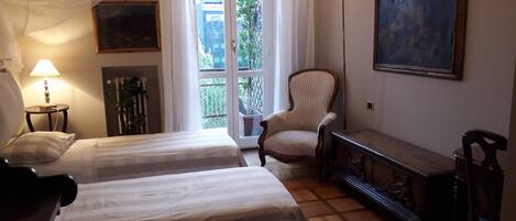 Kamer, 1 twee- of 2 eenpersoonsbedden, balkon (Moon) | Een bureau, gratis wifi