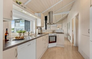 Fridge, stovetop, dishwasher, coffee/tea maker - Lovely home in Nordborg with sauna (Nordborg)