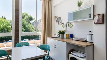 Family Studio | Private kitchen | Full-sized fridge, microwave, oven, dishwasher