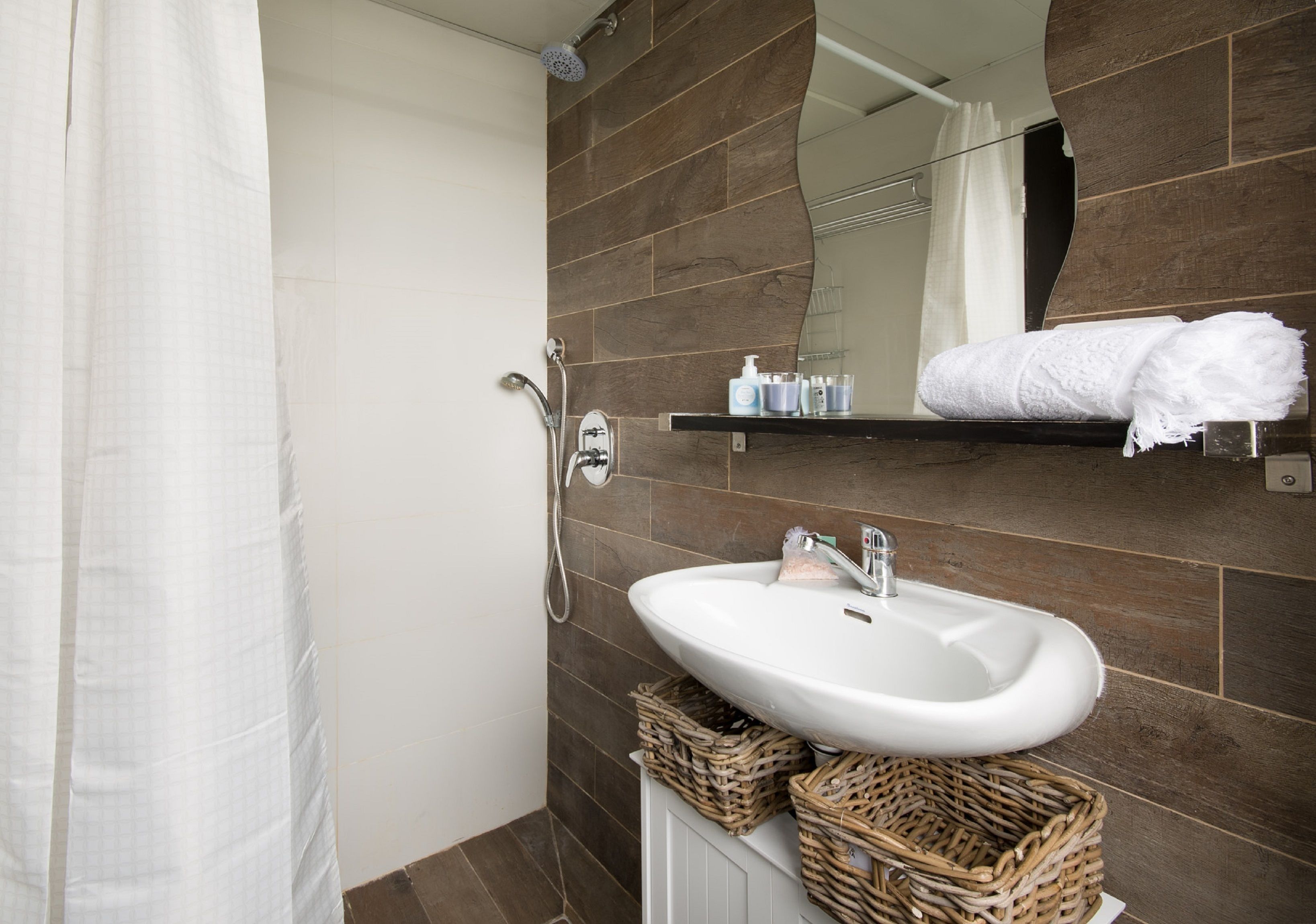 Studio Affaires | Salle de bain | Douche, articles de toilette gratuits, serviettes fournies