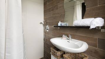 Studio Affaires | Salle de bain | Douche, articles de toilette gratuits, serviettes fournies