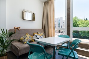 Familienstudio | Essbereich im Zimmer