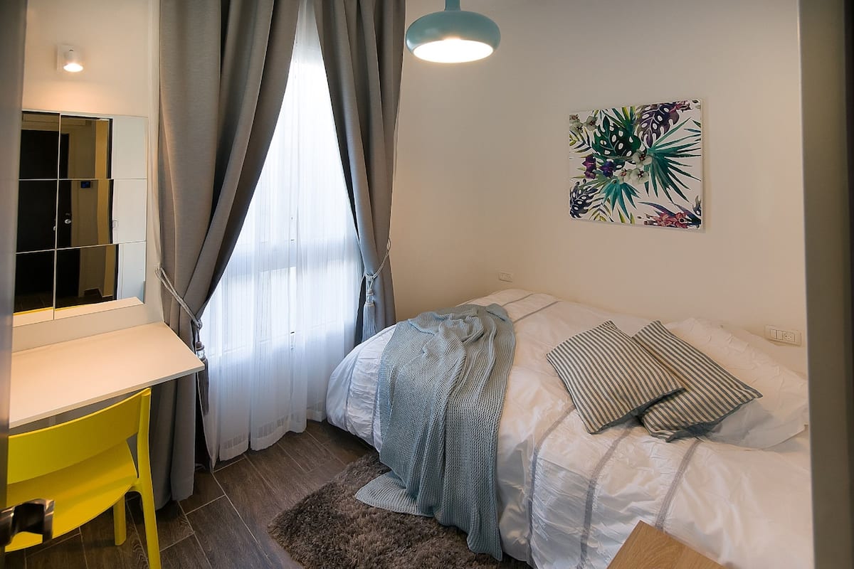 Business Studio | Desk, soundproofing, free WiFi