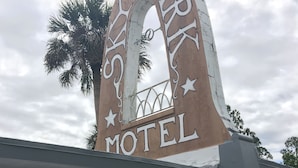 L’extérieur du Skylark Motel, avec sa façade en pierre et son panneau indicateur bien visible.