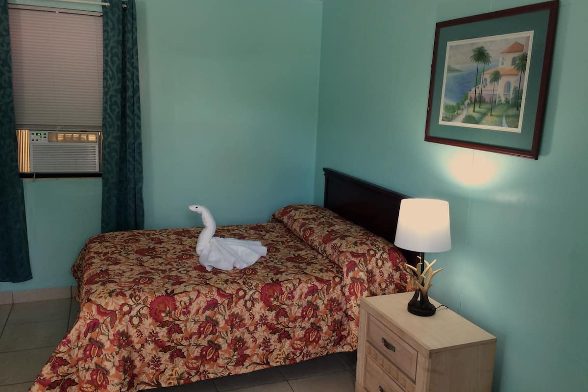 Room, 1 Double Bed, Non Smoking | Individually decorated, individually furnished, bed sheets