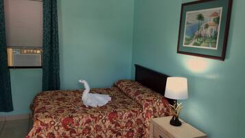 Room, 1 Double Bed, Non Smoking | Individually decorated, individually furnished, bed sheets