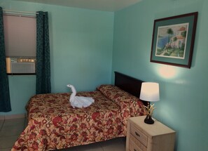 Quarto, 1 cama de casal, para não fumantes | Individualmente decorados, individualmente mobiliados, roupa de cama