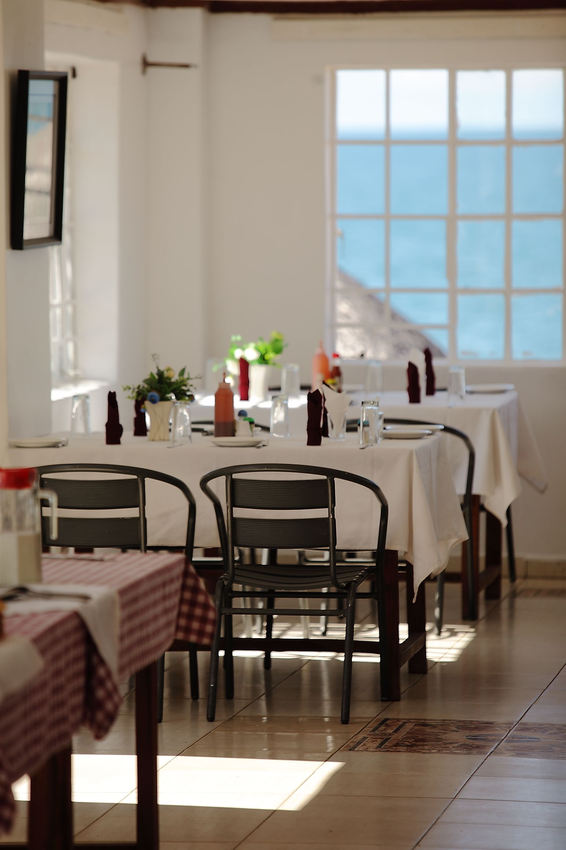 朝食、ランチ、ディナーに営業