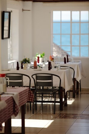 供应早餐、午餐和晚餐