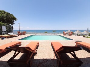 Outdoor pool - Lakeside Hotel (Senga)