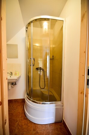 Dusche, kostenlose Toilettenartikel, Handtücher