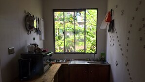 Full-size fridge, stovetop, cookware/dishes/utensils - Cabañas Te'Ao (Hanga Roa)
