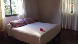 Iron/ironing board (on request), bed sheets - Cabañas Te'Ao (Hanga Roa)