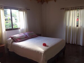 Tabla de planchar con plancha y ropa de cama