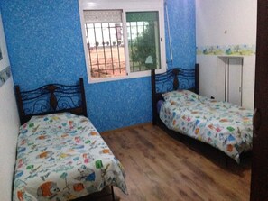 2 habitaciones, cortinas blackout y tabla de planchar con plancha 