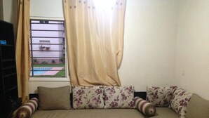 Appartement, 2 chambres | Aire de séjour | Téléviseur au plasma