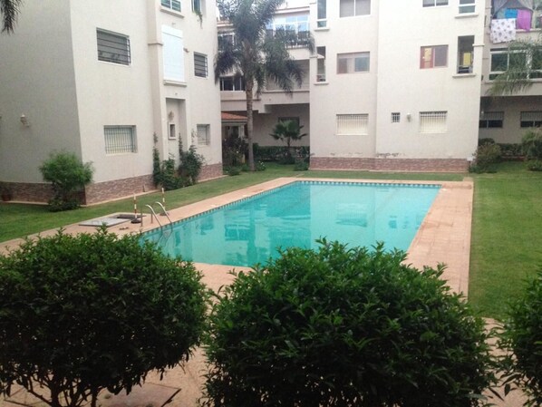 Una piscina al aire libre