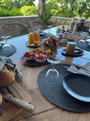 Desayuno continental gratuito y diario
