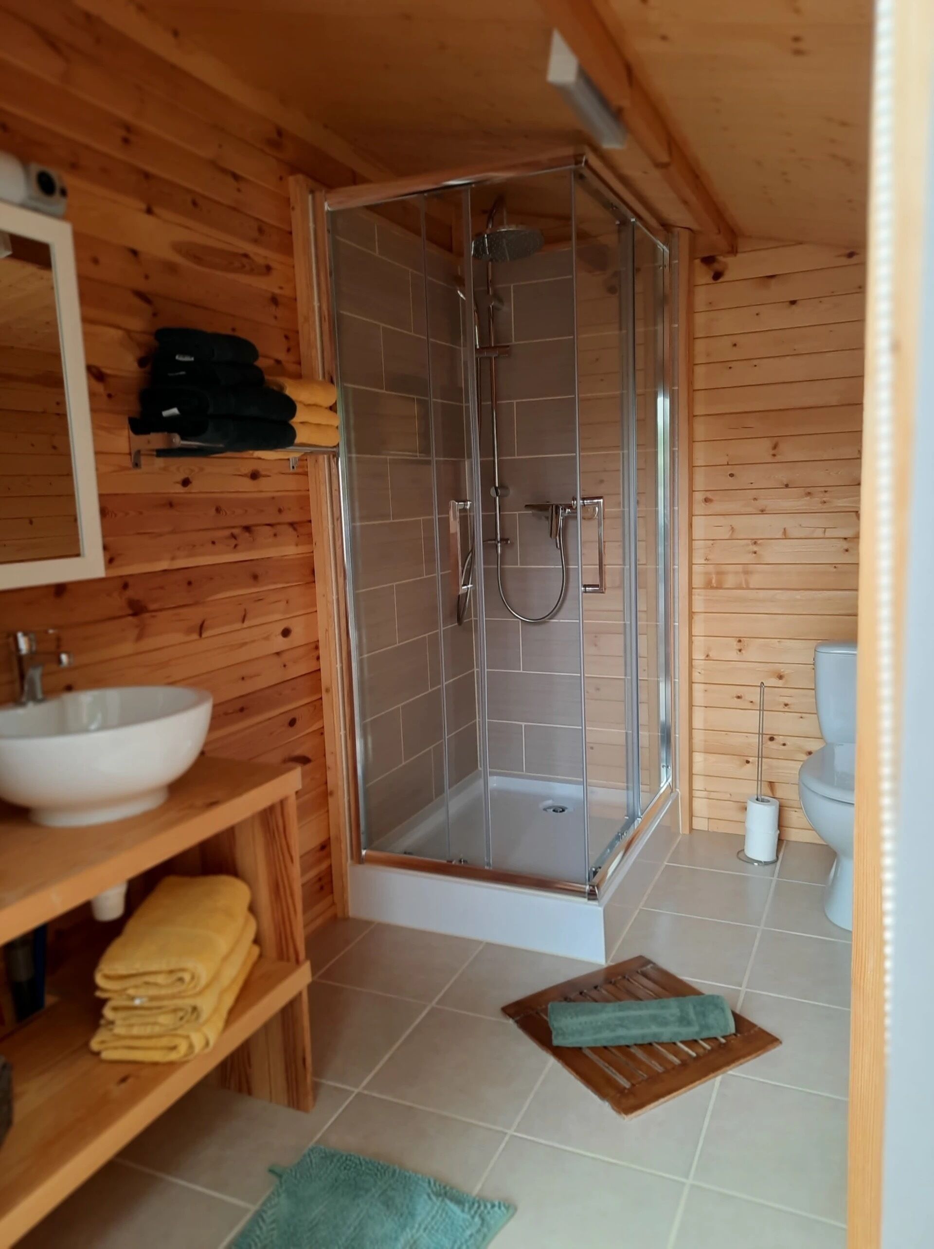 Deluxe tent | Badkamer | Een douche, een regendouche, gratis toiletartikelen, een haardroger
