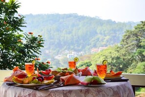 每日供應當地菜式早餐 (每人 USD2)