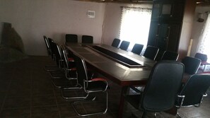 供應早餐、午餐和晚餐，當地和國際料理