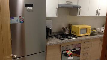 Apartment, 3 Bedrooms, Non Smoking | Private kitchen | Fridge, oven, stovetop, electric kettle