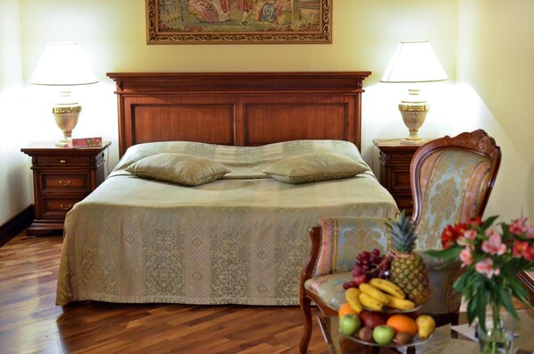 أغطية فراش متميزة وميني بار ومكتب ومكواة/لوح كي