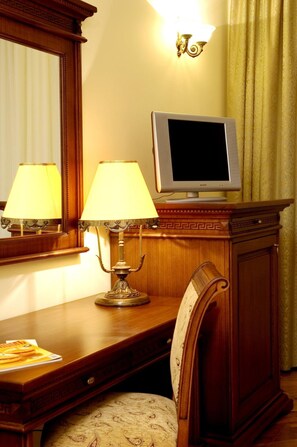 Premium bedding, minibar, desk, iron/ironing board