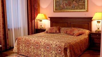 Premium bedding, minibar, desk, iron/ironing board