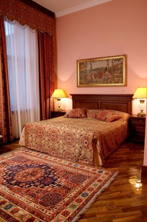 Premium bedding, minibar, desk, iron/ironing board