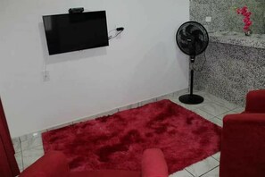 Apartamento família, várias camas, para não fumantes | Banheiro | Toalhas de banho 