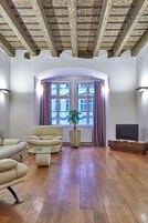 Apart Daire (Apartment - Mostecka) | Odada kasa, masa, dizüstü bilgisayar çalışma alanı, güneşlik/perde 