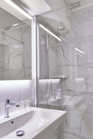 Apartment (Karel IV) | Bathroom | Free toiletries, hair dryer, slippers, heated floors - Hotel U Tri Pstrosu (Prague)