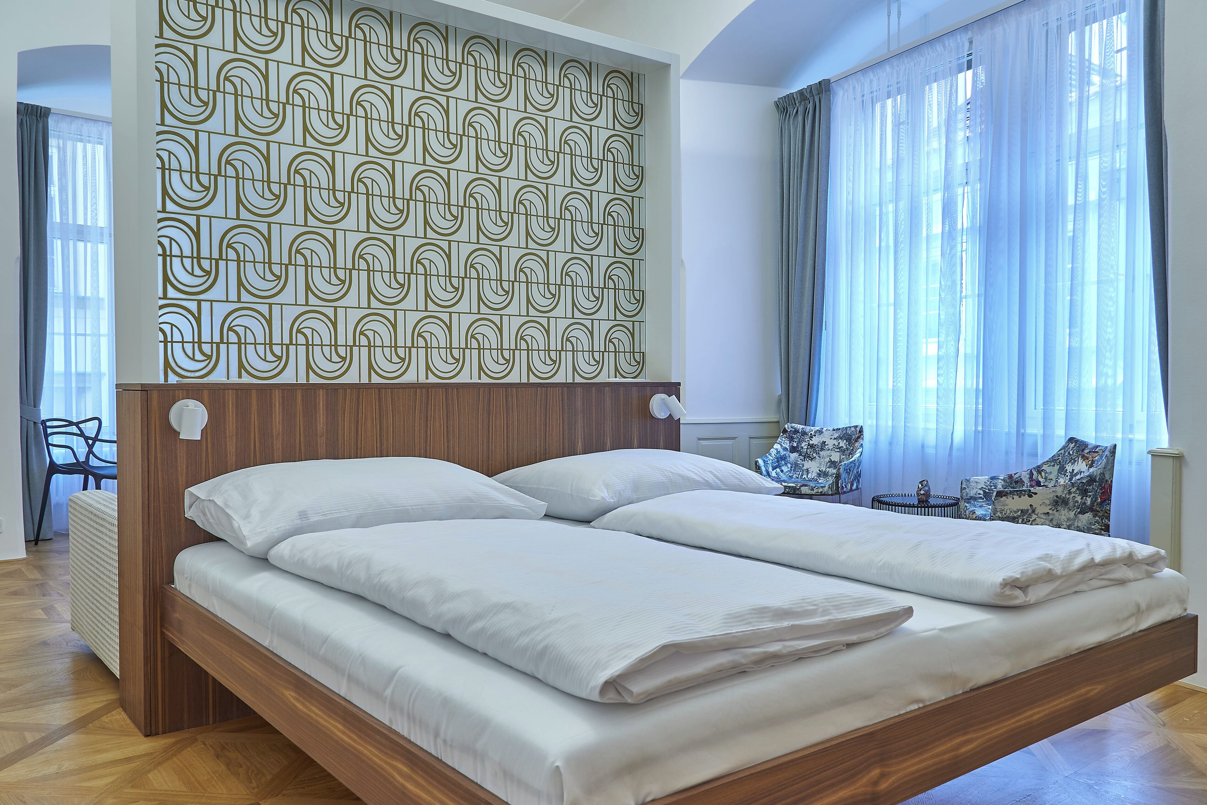 Lägenhet (Apartment - Mostecka) | Värdeförvaringsskåp på rummet, unika möbler och skrivbord