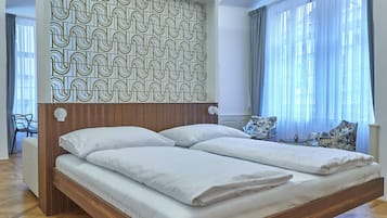 LÀgenhet (Apartment - Mostecka) | VÀrdeförvaringsskÄp pÄ rummet, unika möbler och skrivbord