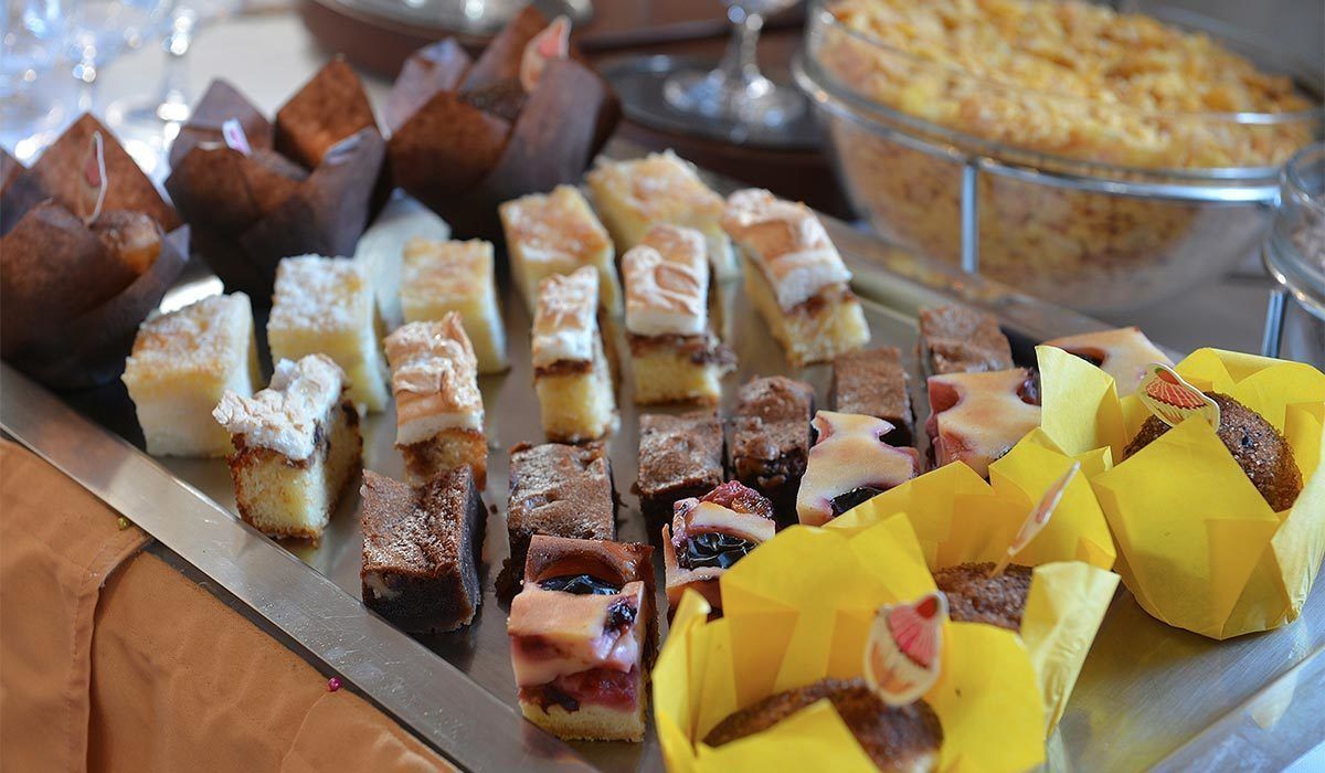 Une variété de desserts présentés sur un plateau, notamment des gâteaux et des pâtisseries.