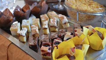 Une variété de desserts présentés sur un plateau, notamment des gâteaux et des pâtisseries.