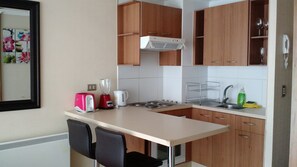 Full-sized fridge, microwave, oven, stovetop - AM Departamentos (Santiago)