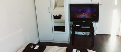 1 dormitorio, escritorio, tabla de planchar con plancha y wifi gratis