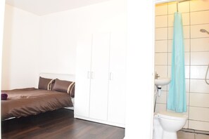 Bureau, fer et planche à repasser, Wi-Fi gratuit, draps fournis