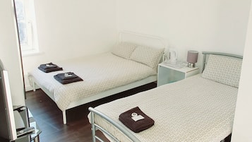 Bureau, fer et planche à repasser, Wi-Fi gratuit, draps fournis