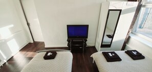 Meja kerja, setrika/meja setrika, Wi-Fi gratis, dan seprai linen